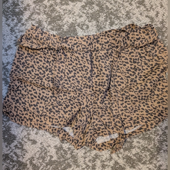 aerie Pants - Aerie Elastic Waist Leopard Print Shorts